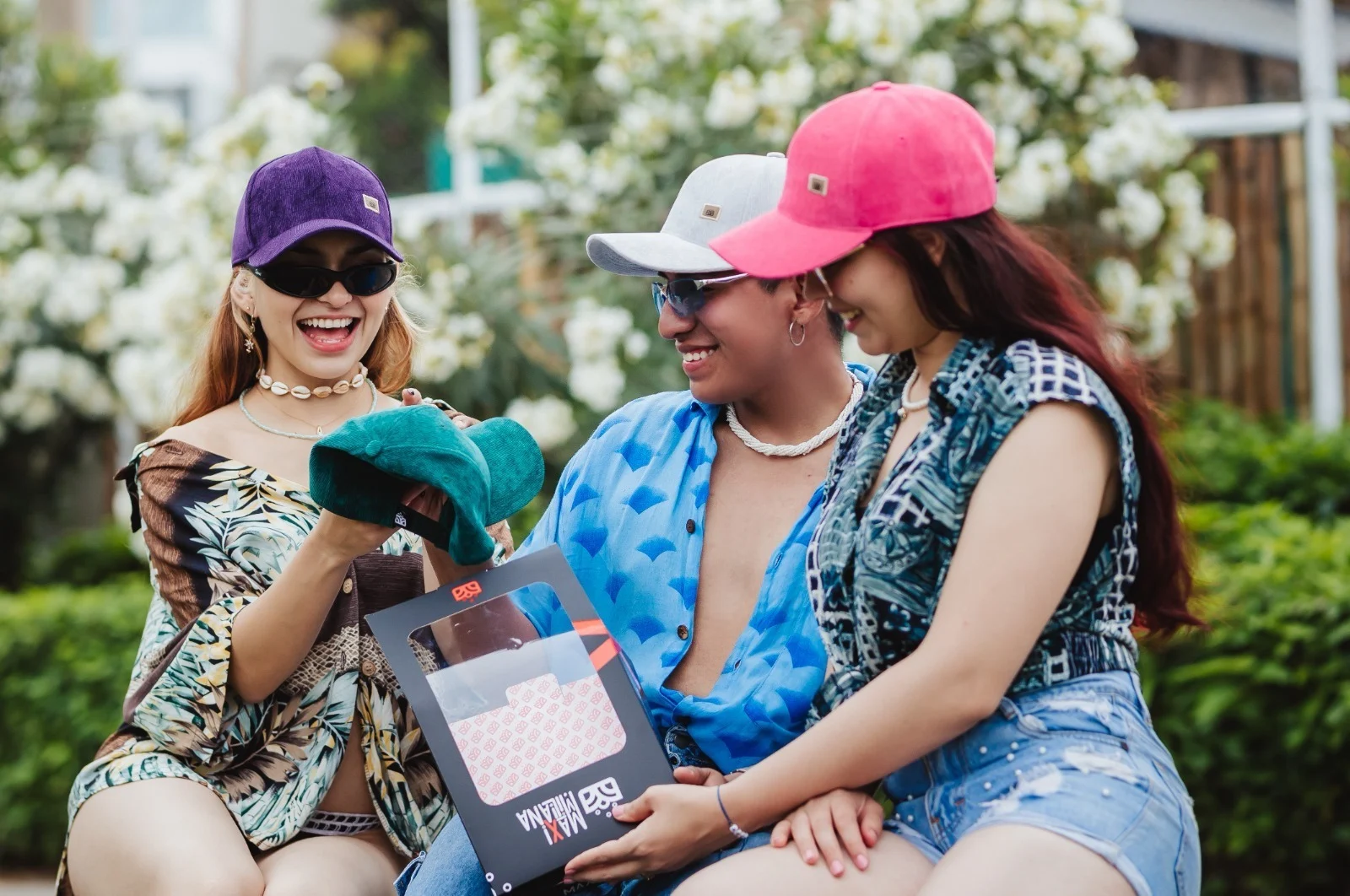 Dos mujeres luciendo gorras Baby Corduroy de Maximiliana al aire libre
