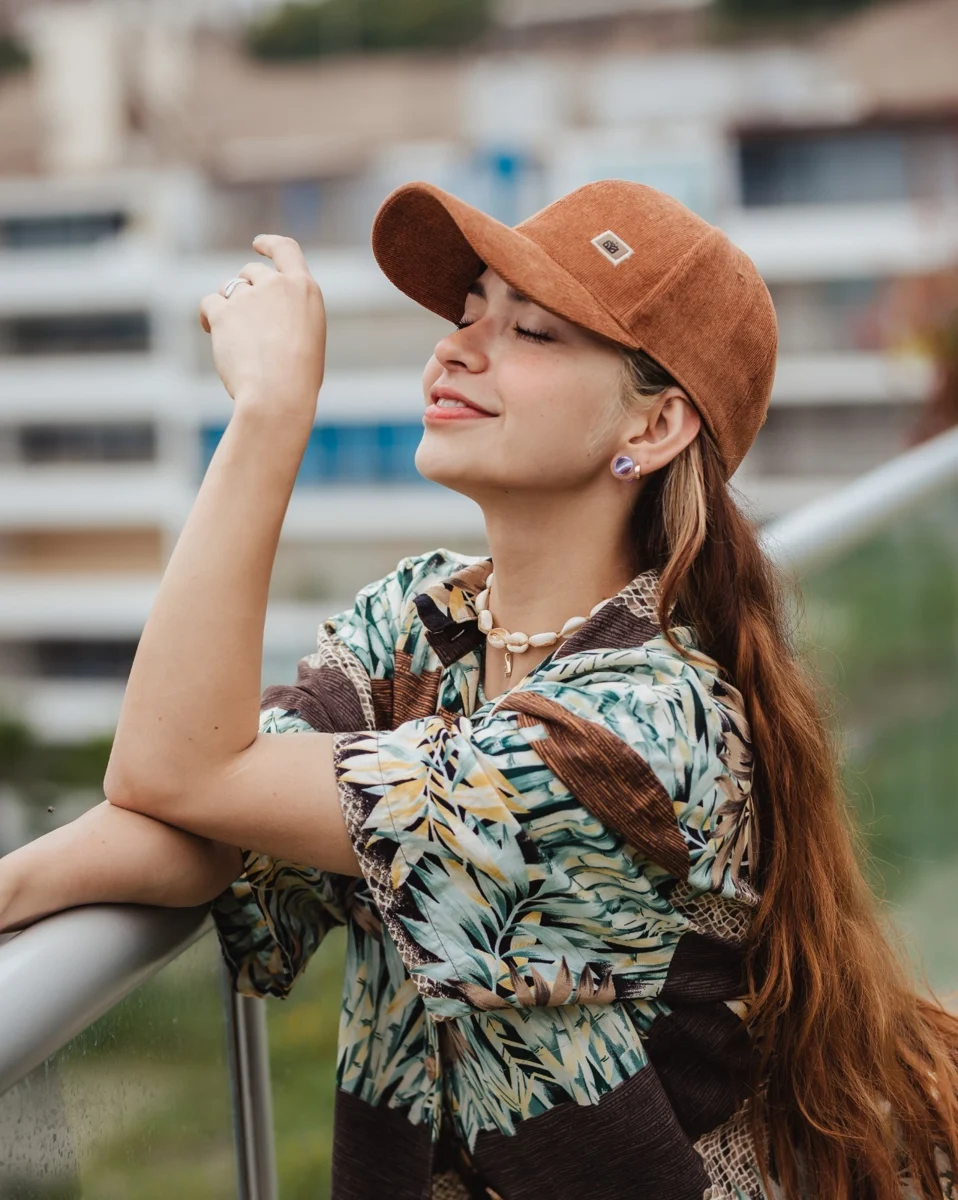 Gorra color caramelo combinada con un look casual